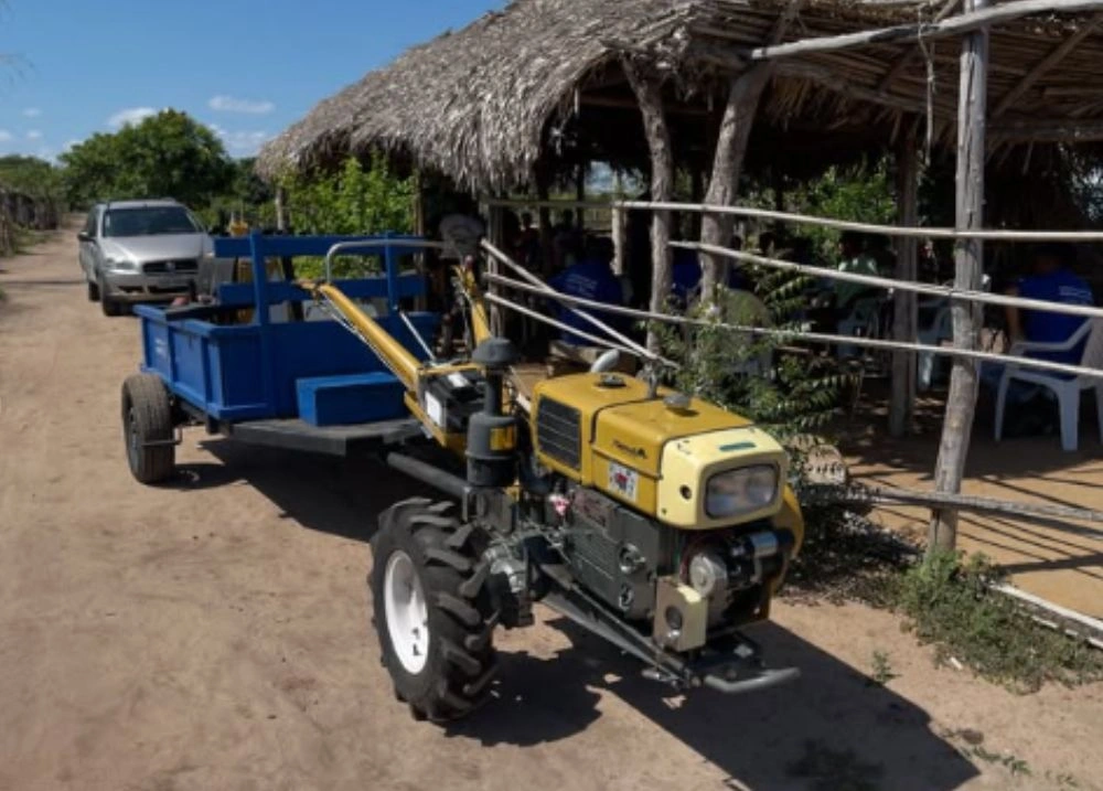 Prefeitura de Bom Jesus entrega 'tratorzinho' em horta comunitária