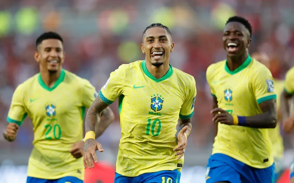 Raphinha comemora gol no amistoso de 2022, em Paris, quando o Brasil goleou a Tunísia por 5 a 1