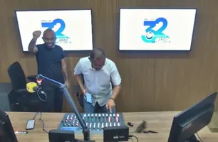Rato invade estúdio de rádio da TV Clube e surpreende apresentadores ao vivo (Foto: Reprodução)