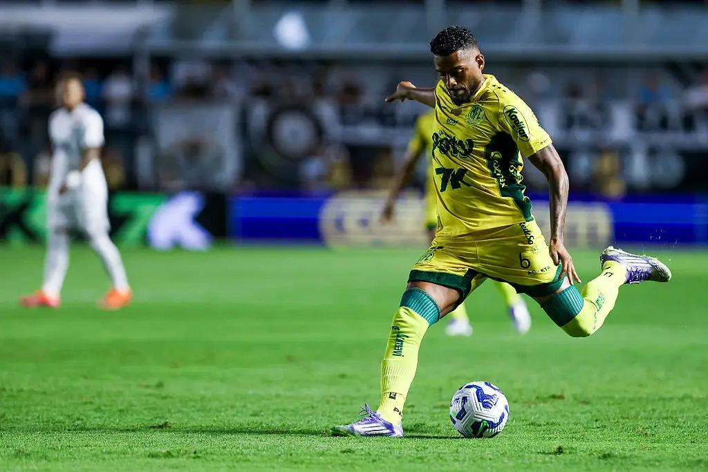 Reinaldo arma chute no empate em um a um contra o Santos: veterano e referência no plantel