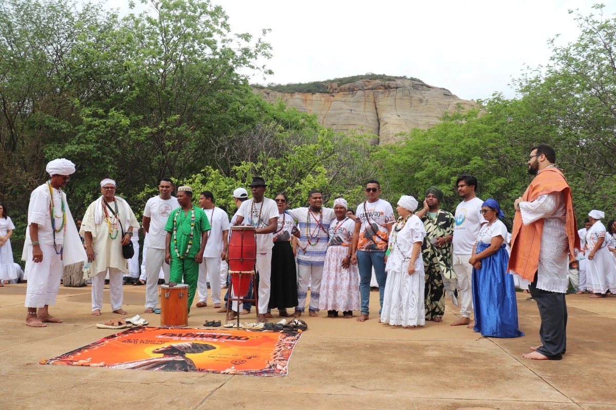 Religiosidade e ancestralidade marcam a abertura do I Seminário CAPIVAFRO no Anfiteatro da Pedra Furada