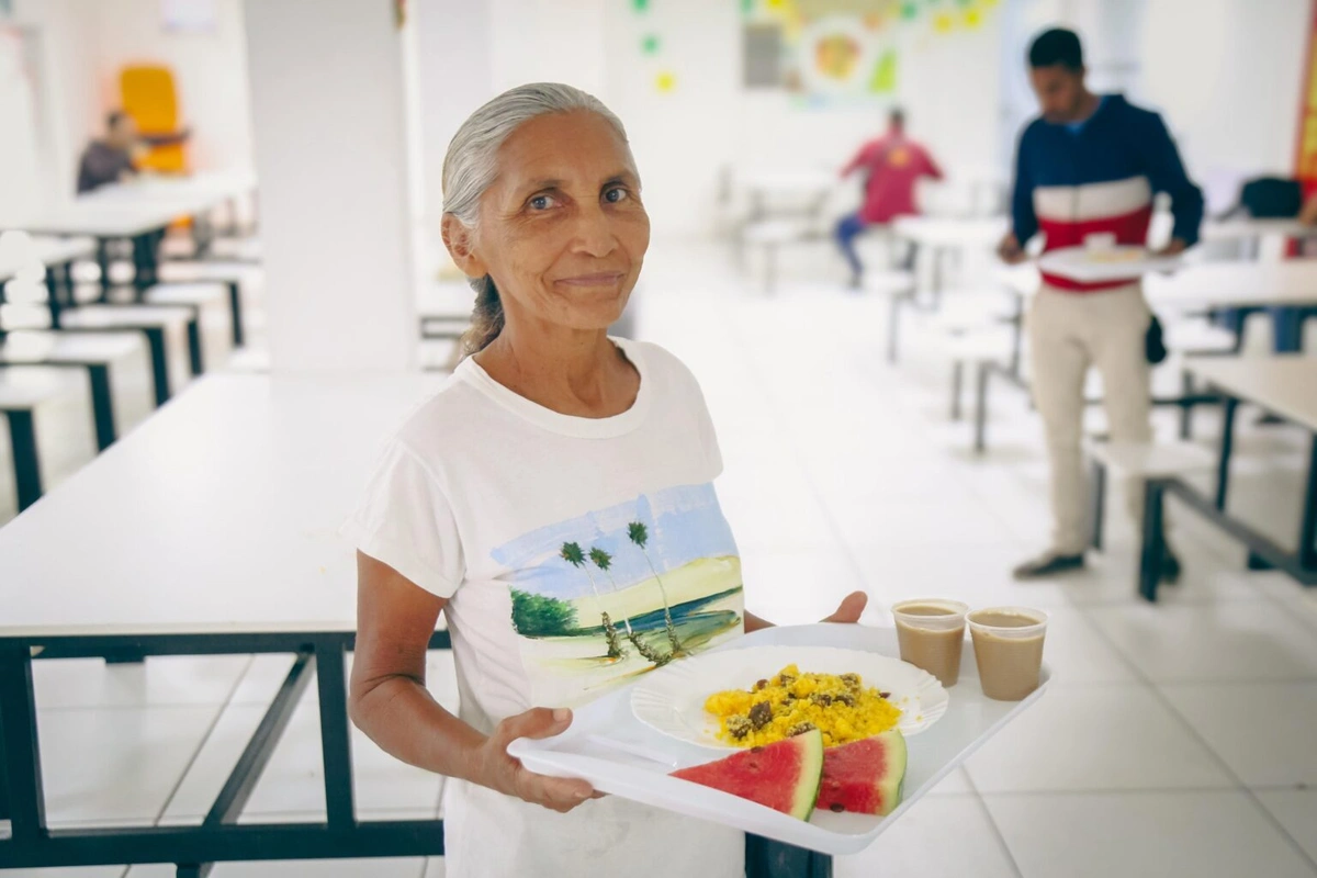 Restaurante Popular do Dirceu faz um ano e bate 36 mil refeições por mês