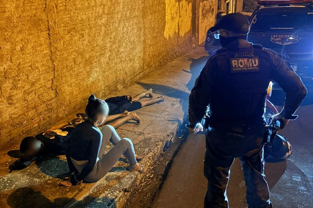 ROMU prende trio com moto roubada, arma e celulares em Timon