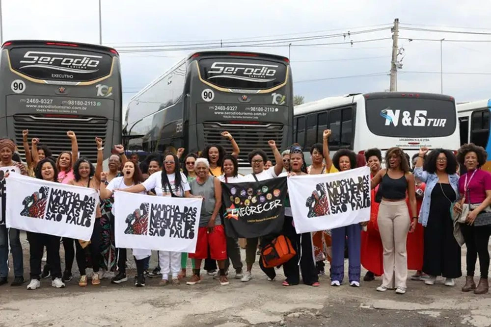 Saída dos ônibus com mulheres de São Paulo para participar da Marcha das Mulheres Negras em Brasília