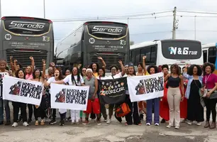 Saída dos ônibus com mulheres de São Paulo para participar da Marcha das Mulheres Negras em Brasília (Foto: Rovena Rosa/Agência Brasil)