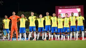 Seleção brasileira perfilada antes de enfrentar Portugal, na semifinal da Copa do Mundo Sub-17, em Doha, no Catar (Foto: Via Getty Images)
