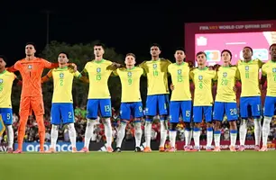 Seleção brasileira perfilada antes de enfrentar Portugal, na semifinal da Copa do Mundo Sub-17, em Doha, no Catar (Foto: Via Getty Images)