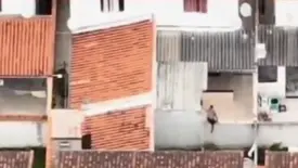 Suspeito em fuga é capturado após invadir quintal com cão de guarda (Foto: Reprodução)