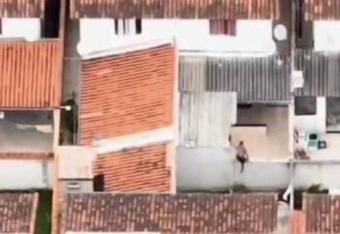 Suspeito em fuga é capturado após invadir quintal com cão de guarda