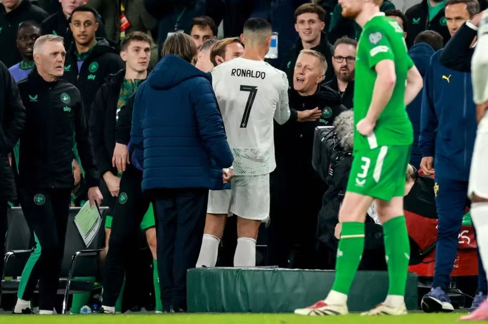 Técnico da Irlanda ironiza Cristiano Ronaldo após expulsão nas Eliminatórias
