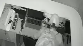 Vídeo mostra momento em que dupla invade loja no Centro de Teresina (Foto: Reprodução)