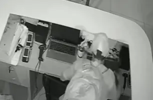 Vídeo mostra momento em que dupla invade loja no Centro de Teresina (Foto: Reprodução)