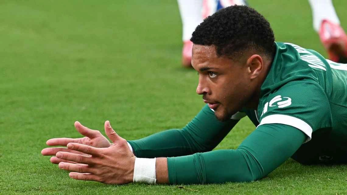 Vitor Roque lamenta gol perdido na estreia do Palmeiras contra o Porto no Mundial de Clubes