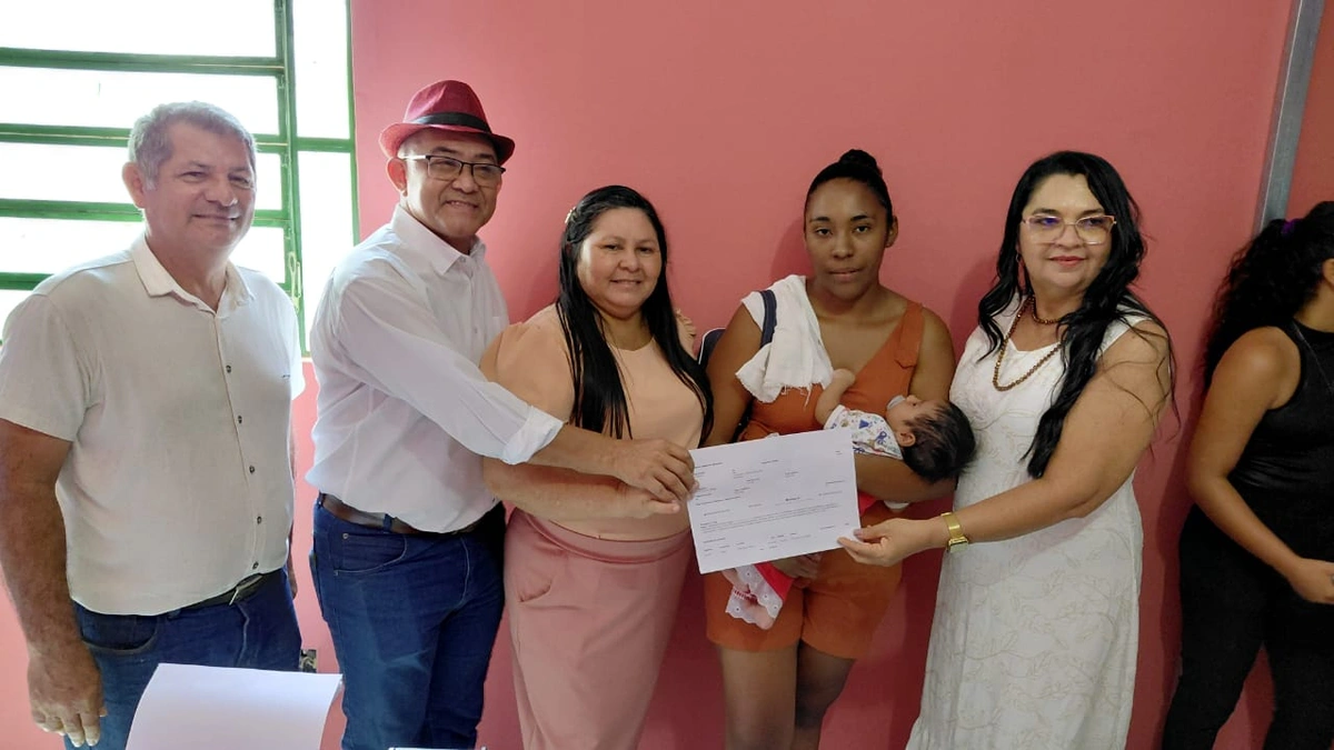 Abdoral Melo entrega enxovais para mulheres carentes em São João do Arrail