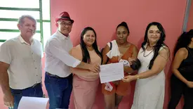 Abdoral Melo entrega enxovais para mulheres carentes em São João do Arrail (Foto: Divulgação)