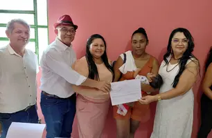 Abdoral Melo entrega enxovais para mulheres carentes em São João do Arrail (Foto: Divulgação)