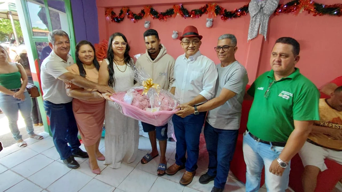 Abdoral Melo entrega enxovais para mulheres carentes em São João do Arraial