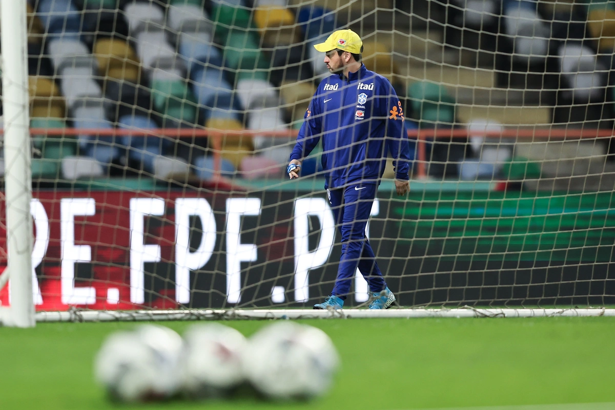 Arthur Elias durante treino da Seleção Brasileira no Estádio Municipal de Aveiro