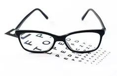 Por que o grau dos óculos muda ao longo da vida? Entenda os mitos e as causas