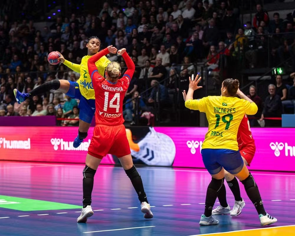 Bruna de Paula vence a marcação para arrematar