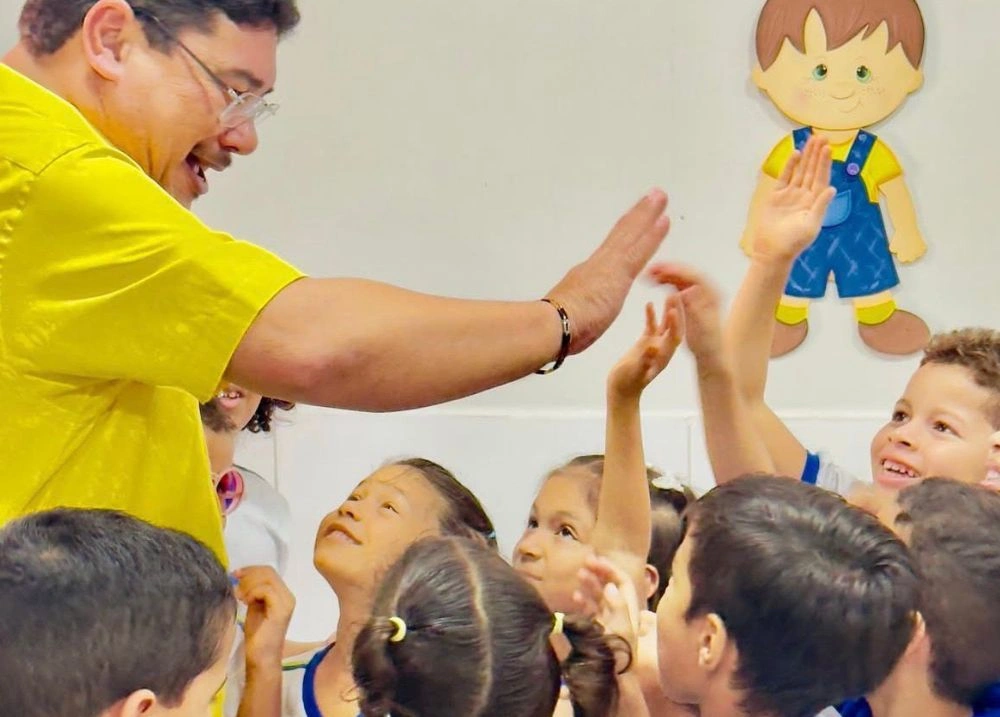 'Buzão da Alegria' chega a Altos e animará alunos da rede municipal