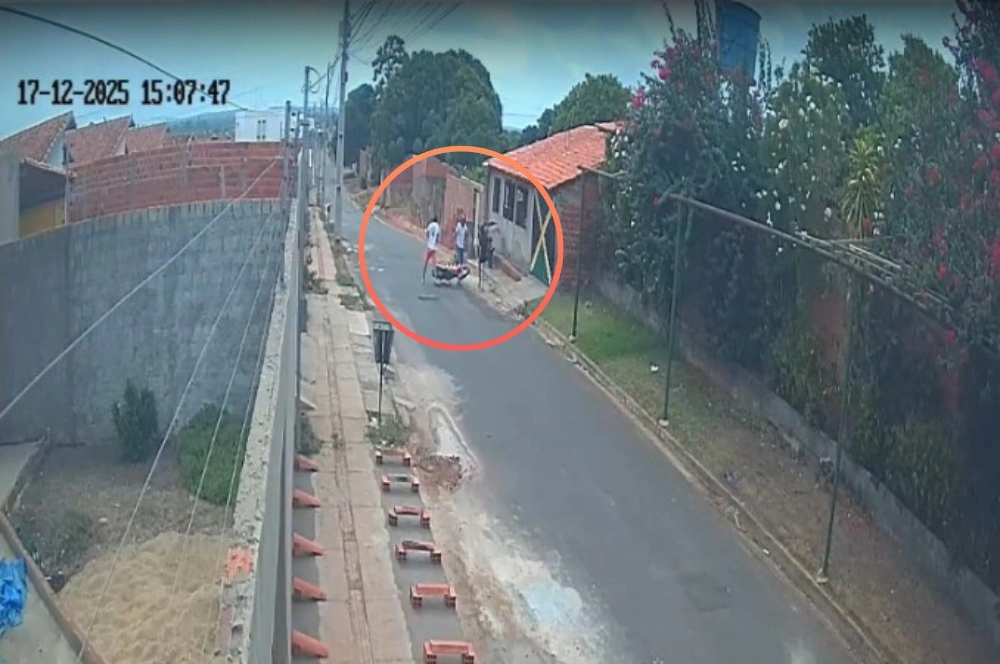 Câmera flagra casal tomando motocicleta de assalto na zona Norte de Teresina