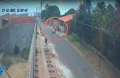 Câmera flagra casal tomando motocicleta de assalto na zona Norte de Teresina