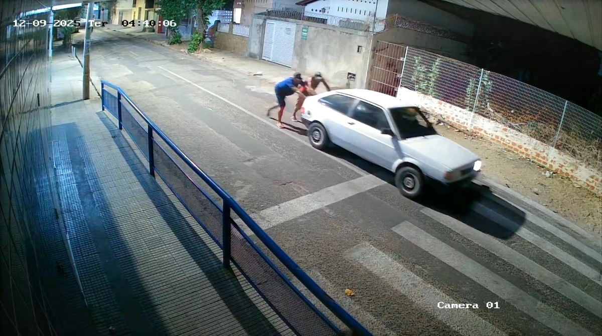 Câmera flagra trio de criminosos furtando carro estacionado no Centro de Teresina