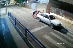 Câmera flagra trio de criminosos furtando carro estacionado no Centro de Teresina
