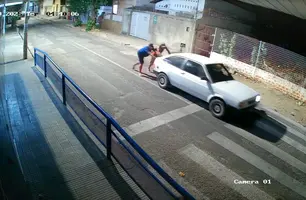 Câmera flagra trio de criminosos furtando carro estacionado no Centro de Teresina (Foto: Reprodução)