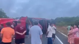 Caminhão tomba após desviar de animal na PI-113 entre José de Freitas e Cabeceiras (Foto: Reprodução)