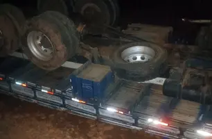 Caminhão tombado (Foto: Reprodução)