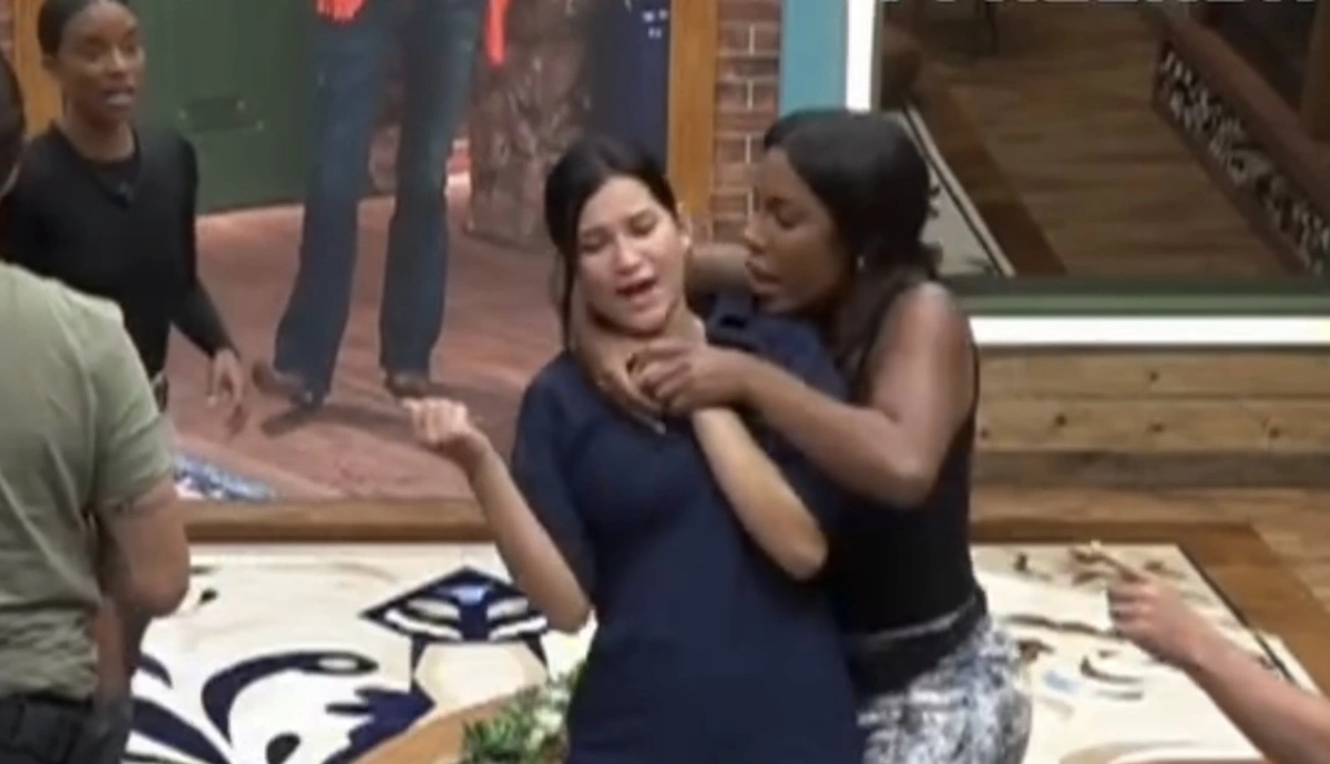 Carol Lekker é expulsa de A Fazenda