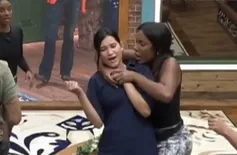 Carol Lekker é expulsa de A Fazenda após dar 'mata-leão' ao vivo em participante