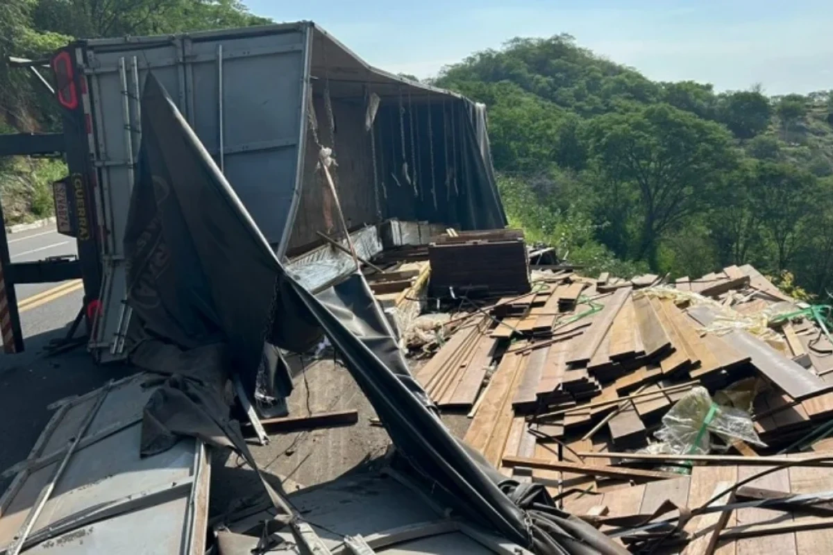 Carreta carregada de madeira tomba em ladeira de Picos
