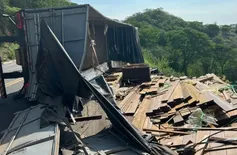 Carreta carregada de madeira tomba em ladeira de Picos