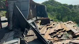 Carreta carregada de madeira tomba em ladeira de Picos (Foto: Reprodução)