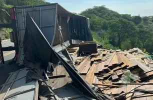 Carreta carregada de madeira tomba em ladeira de Picos (Foto: Reprodução)
