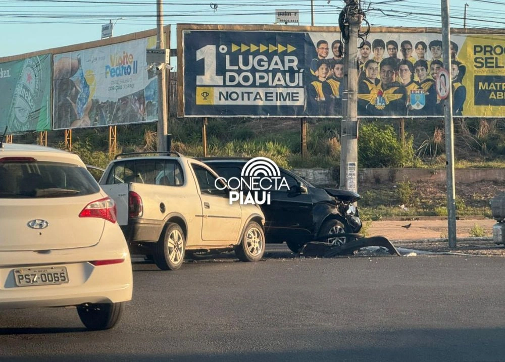Carro colide contra poste em acidente na avenida Gil Martins, zona Sul de Teresina