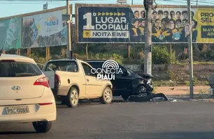 Carro colide contra poste em acidente na avenida Gil Martins, zona Sul de Teresina (Foto: Conecta Piauí)