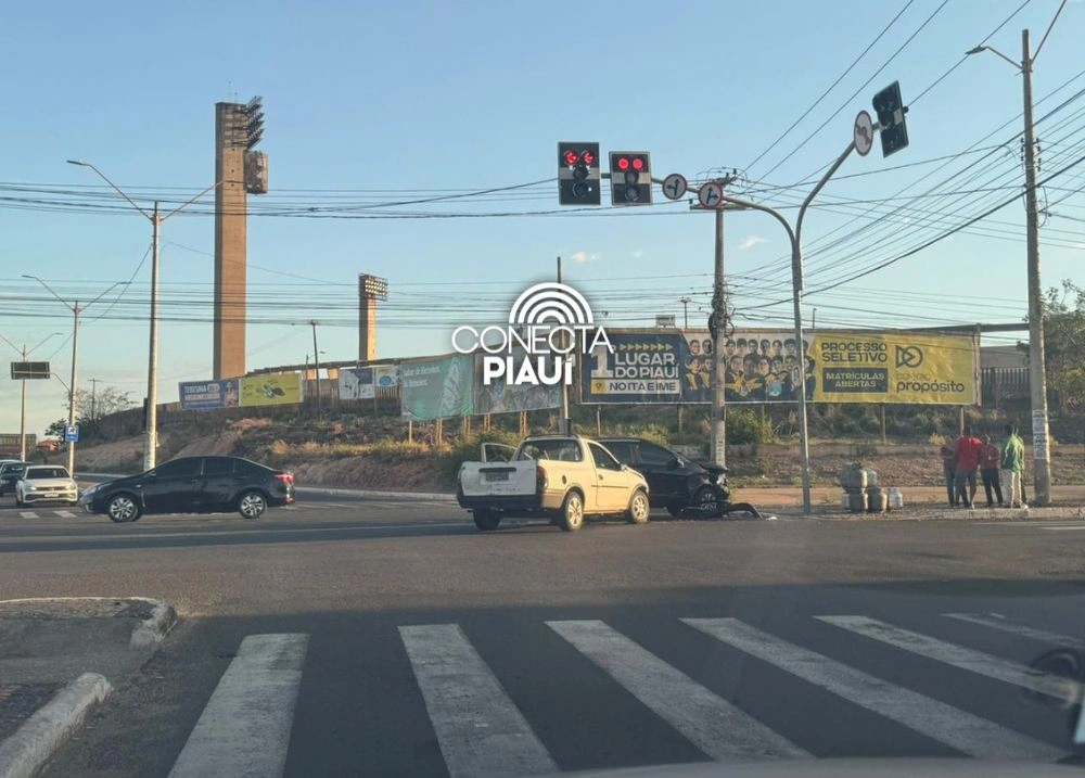 Carro colide contra poste em acidente na avenida Gil Martins, zona Sul de Teresina