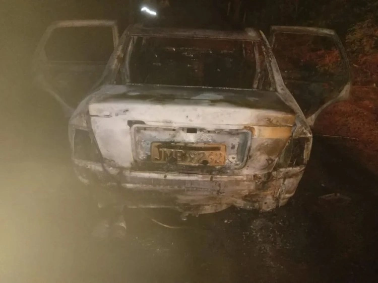 Carro é destruído por incêndio após pane em equipamento de som em Oeiras