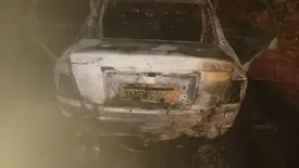 Carro é destruído por incêndio após pane em equipamento de som em Oeiras (Foto: Reprodução)