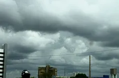 Céu carregado e raios marcam retorno do tempo instável em Teresina