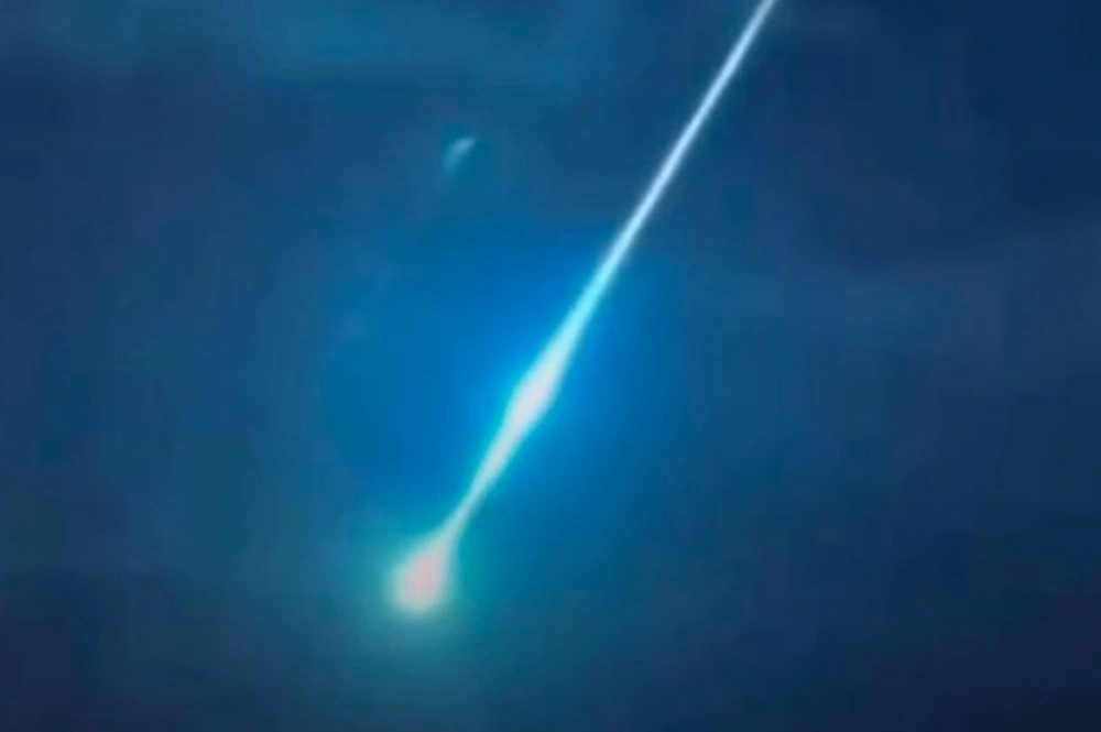 Clarão no céu assusta moradores no Nordeste e reacende mistério sobre meteoro