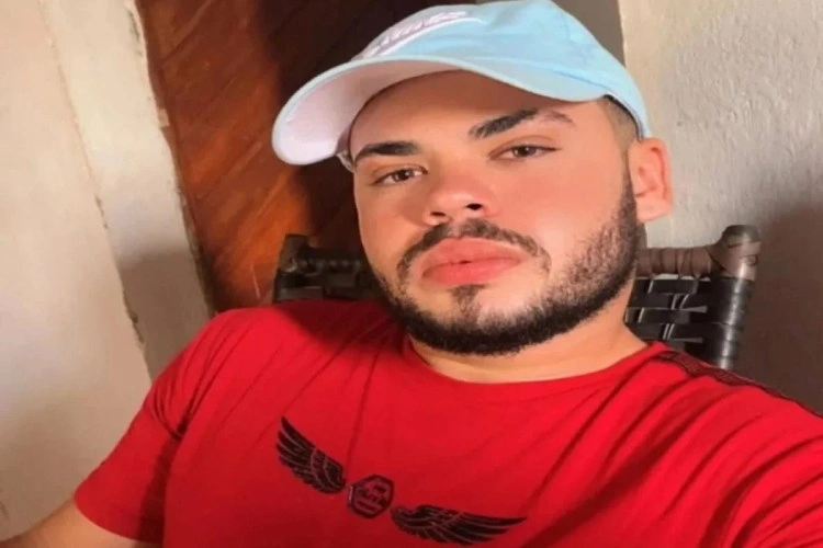 Colisão entre motocicleta e caminhão deixa jovem morto na BR-407, em Geminiano