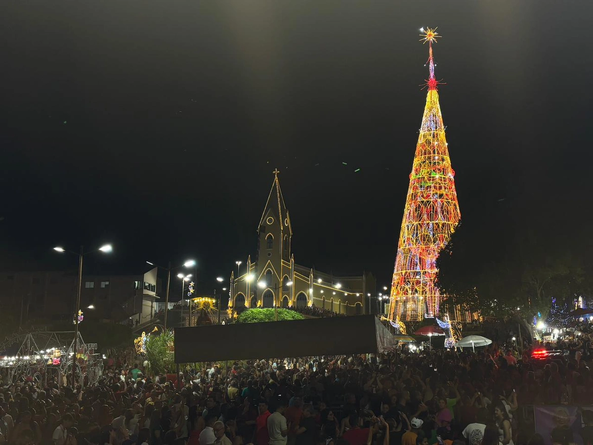 Com show de Elba Ramalho, Luzilândia abre 'Natal Luz 2025' e movimenta economia