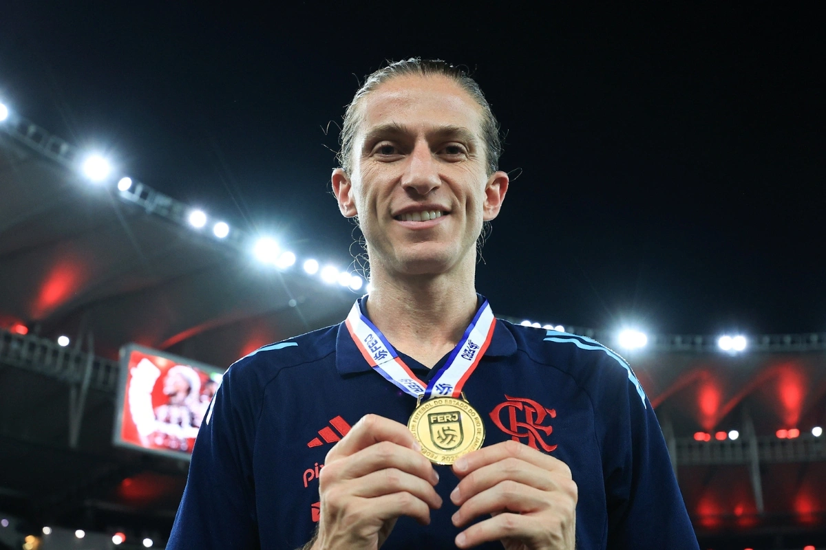 Contrato de Filipe Luís segue indefinido até o dia 31 de dezembro