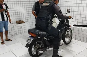 Criança de 11 anos é conduzida após ser flagrada pilotando motocicleta em Parnaíba (Foto: Folha do Delta/Conecta Piauí)