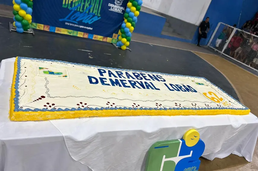 Demerval Lobão celebra 62 anos com bolo, shows e participação popular